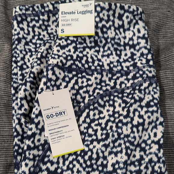 Old Navy High Rise Elevate Crop legging - Picture 4 of 12